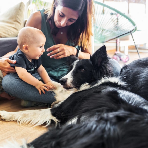 Mère avec enfant et chien