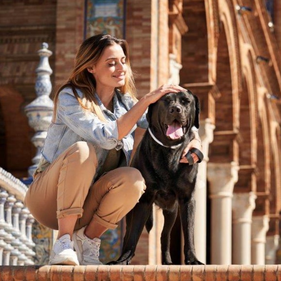 Frau kniend mit Hund